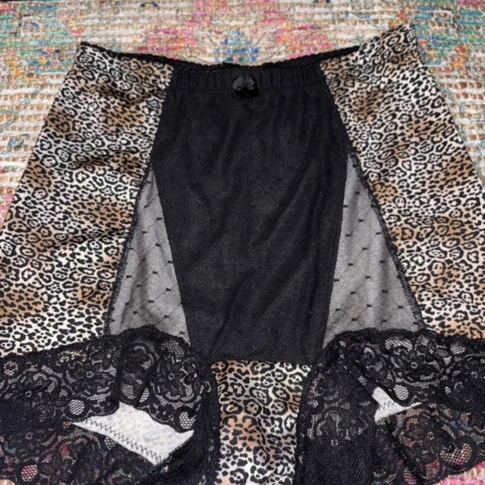 High-Waist Leopard Print Shaping Brief with Black Lace Panels - Picture 3 of 5